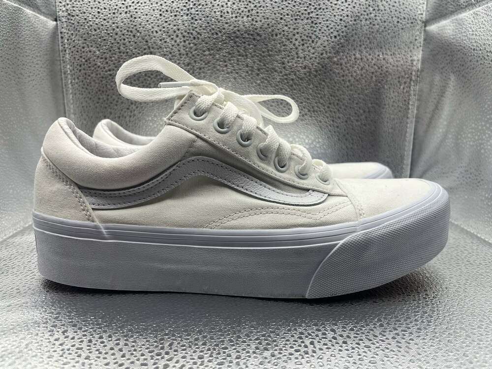 Vans Adult Unisex Old Skool Skate Shoes True White Size Men’s 7.5 Women’s 9 USED